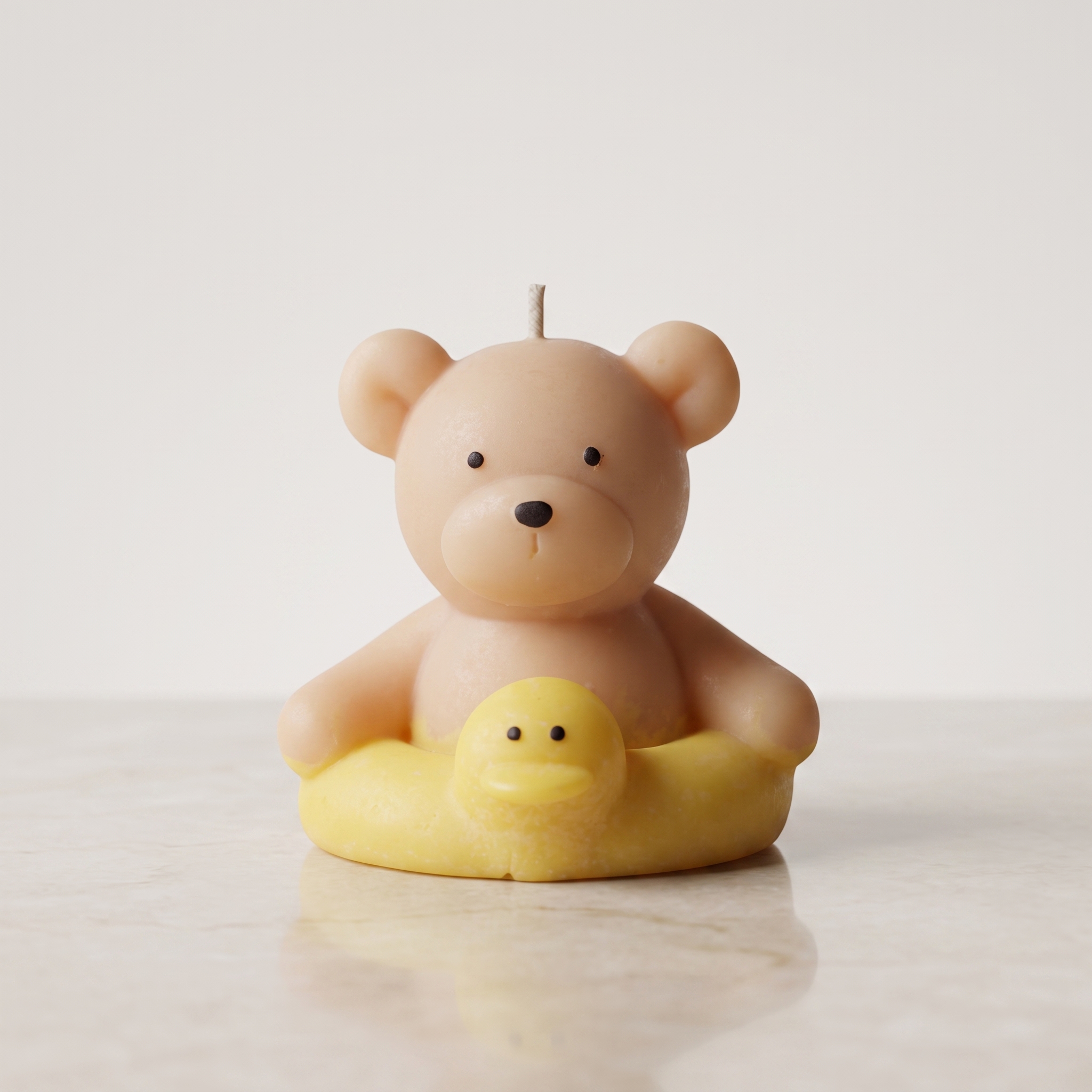 Vela Decorativa Osito en Patito - ANAVRIN Vela decorativa artesanal en forma de oso de peluche café claro sentado dentro de un flotador de patito amarillo