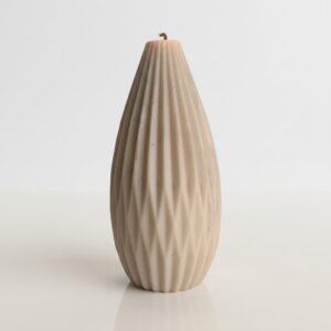 Vela artesanal decorativa de cera en forma de gota alargada o columna estilizada con textura plisada geométrica