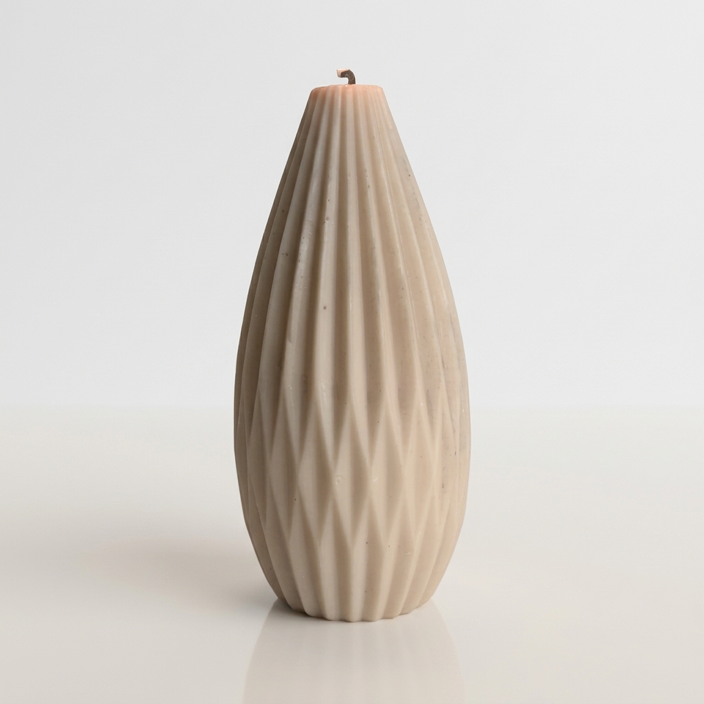 vela artesanal minimalista anavrin Vela artesanal decorativa de cera en forma de gota alargada o columna estilizada con textura plisada geométrica
