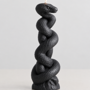 Vela artesanal escultórica de serpiente enroscada verticalmente sobre una columna con escamas detalladas