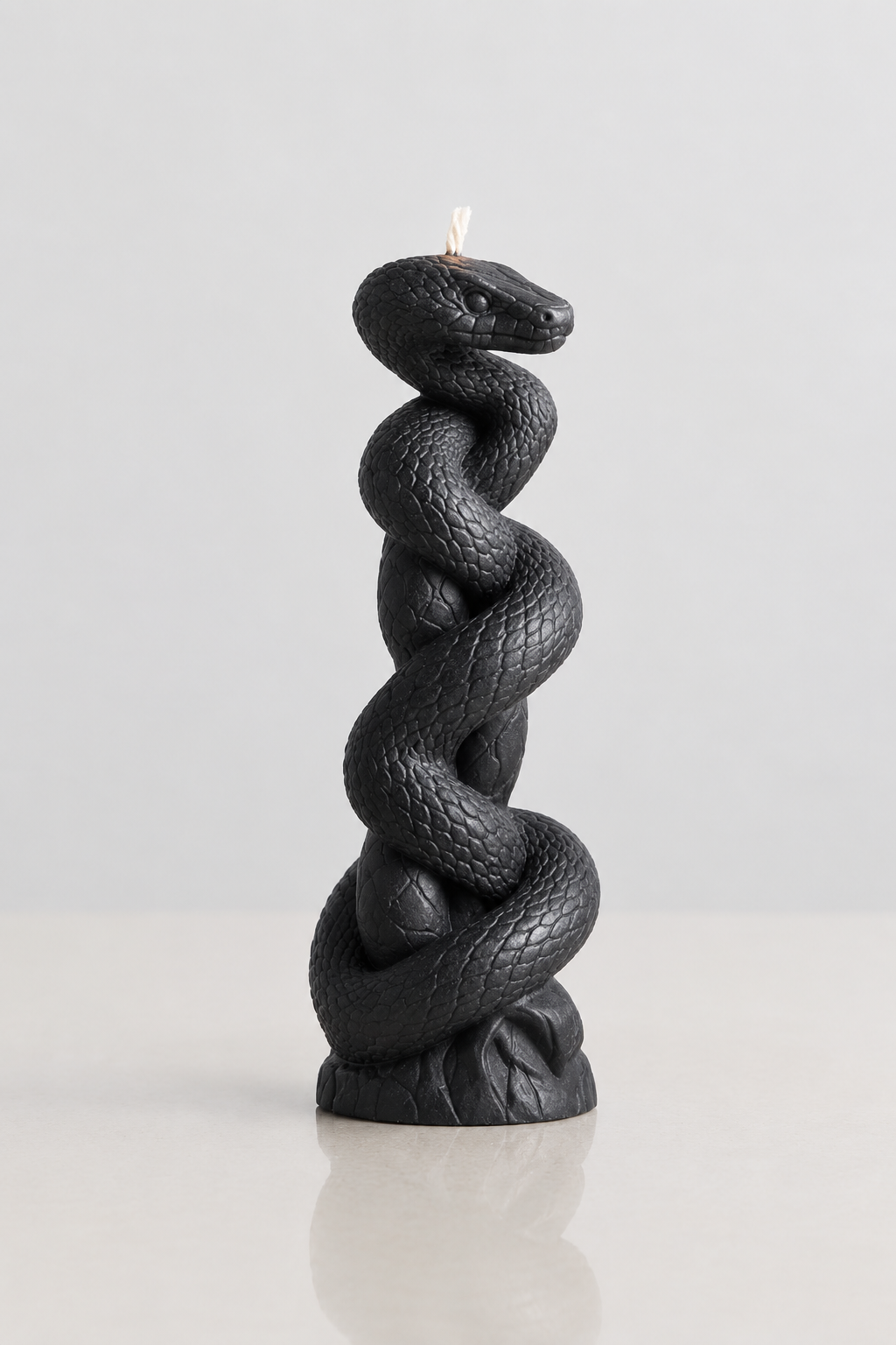 Vela Escultórica Serpiente Enroscada - ANAVRIN Vela artesanal escultórica de serpiente enroscada verticalmente sobre una columna con escamas detalladas