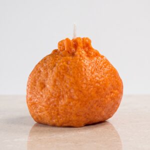 Vela decorativa artesanal hiperrealista en forma de mandarina entera naranja con textura de cáscara cítrica