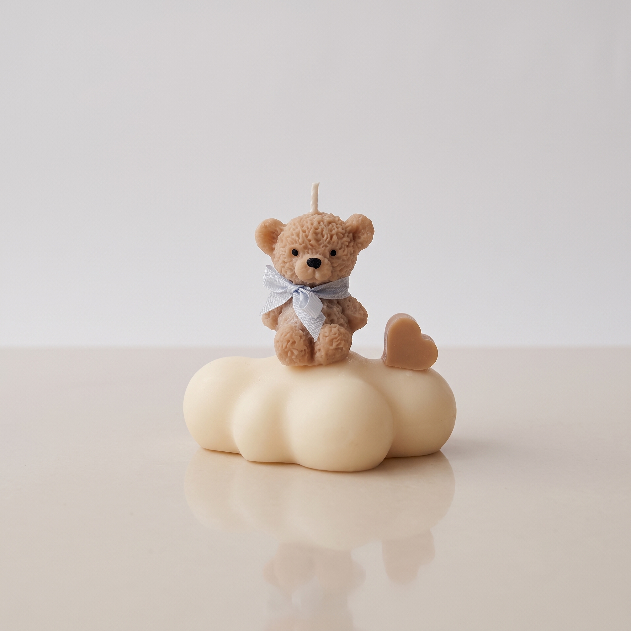 Vela Decorativa Osito en Nube - ANAVRIN Conjunto de cinco velas artesanales con forma de ositos de peluche textura afelpada sobre nubes blancas con lazos celestes y corazones beige